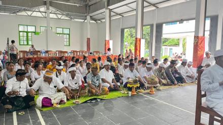 MELASPAS DAN MECARU RUANG RAPAT KANTOR PEMERINTAHAN DESA DAN GEDUNG BALAI MASYARAKAT